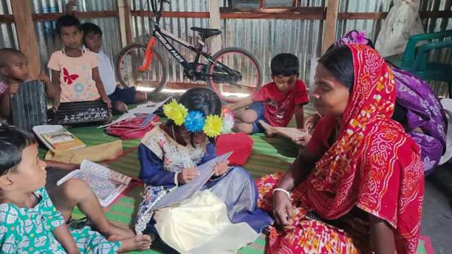 প্রতিবন্ধী নারীর অনন্য পাঠশালা