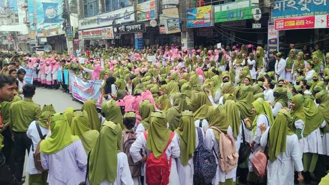 নার্সিং কলেজ শিক্ষার্থীদের বিক্ষোভ
