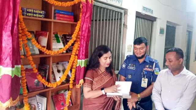 থানায় হাজতিদের জন্য বই কর্নার