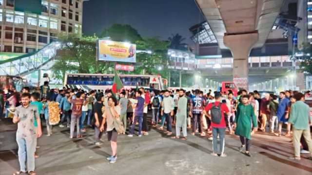 গভীর রাতে শাহবাগ অবরোধ