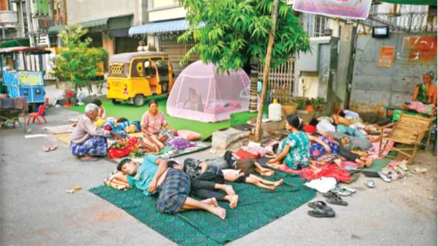 সাগাইংয়ের বাতাসে লাশের গন্ধ, বাইরে বাঁচার লড়াই