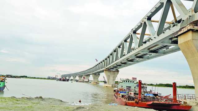 ঈদের ছুটিতে পদ্মাপার যেন মিনি কক্সবাজার