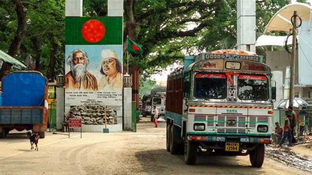 বেনাপোল বন্দর থেকে ৪ ট্রাক ফেরত দিল ভারত