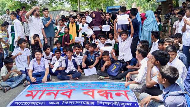 প্রধান শিক্ষকের পদত্যাগ দাবিতে সড়ক অবরোধ, স্কুলে তালা