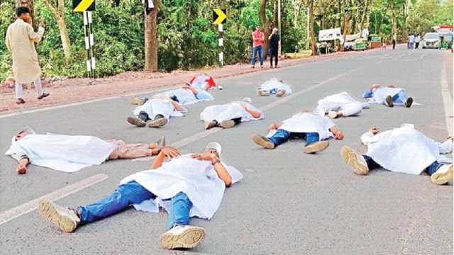 চট্টগ্রাম-কক্সবাজার মহাসড়ক ৬ লেন দাবিতে কফিনযাত্রা