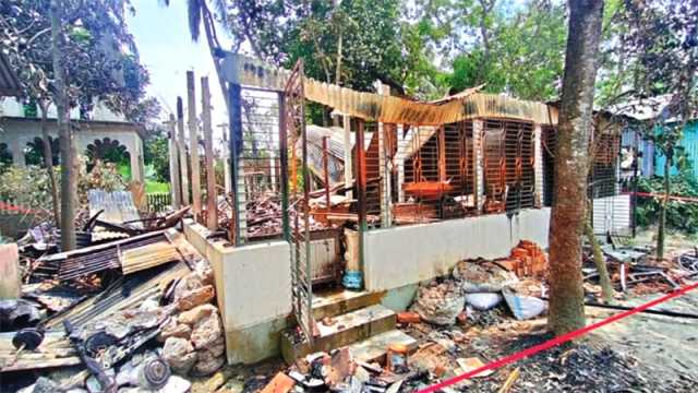 সন্ধ্যায় জিডি, মধ্যরাতে বাড়িতে আগুন