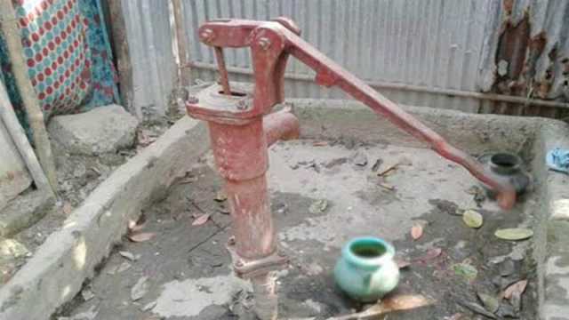 নলকূপে পানি উঠছে না, দুর্ভোগে মানুষ