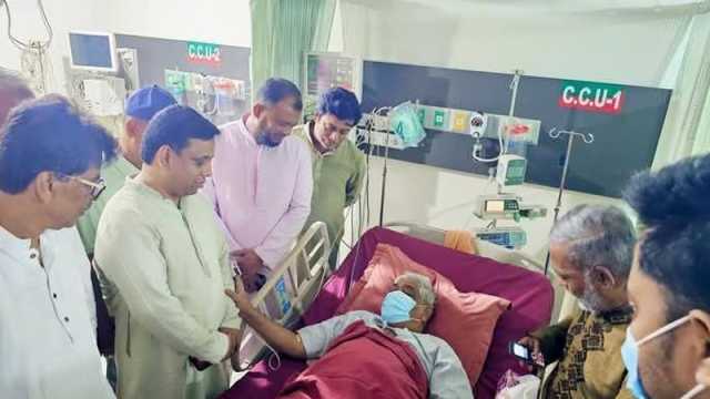 বরকত উল্লাহ বুলু অসুস্থ হয়ে কুমিল্লায় হাসপাতালে ভর্তি