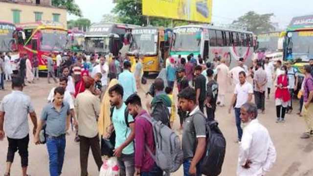 নির্ধারিত ভাড়ায় টিকিট নেই বেশি দিলে অভাব নেই