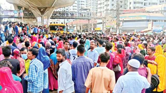 বকেয়া বেতন-বোনাস চান চট্টগ্রামের ১৭০০ পোশাক কর্মী