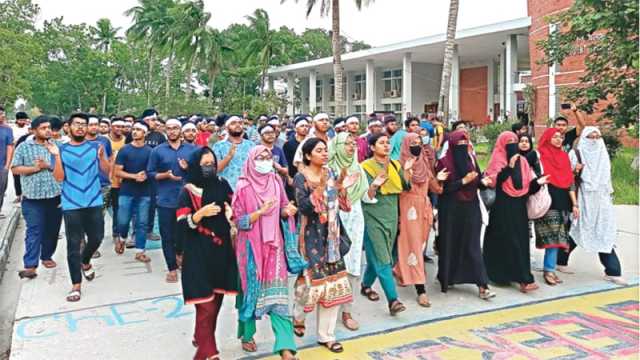 উপাচার্যকে সরানোর প্রক্রিয়া শুরু