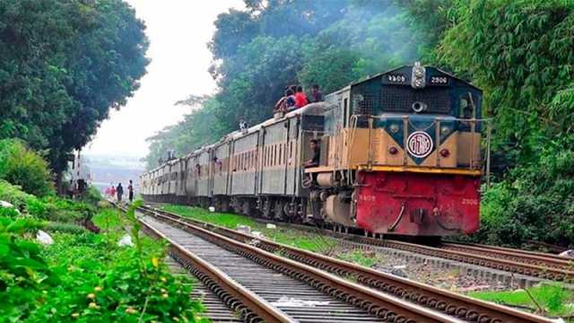 জেলায় জেলায় অবরোধ, ট্রেনের সূচি এলোমেলো