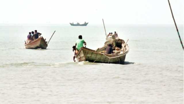নিষেধাজ্ঞার সময়েও জাটকা ধরছেন জেলেরা