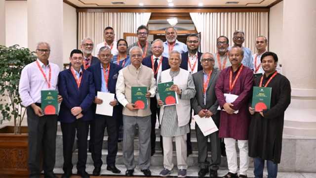 প্রধান উপদেষ্টার কাছে প্রতিবেদন জমা দিলো শ্রম সংস্কার কমিশন