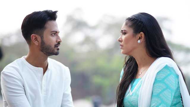 চলমান জীবনধারার প্রতিচ্ছবিতে ইয়াশ-রিয়া