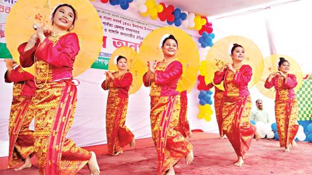বড় উৎসবের আগে রঙিন পাহাড়