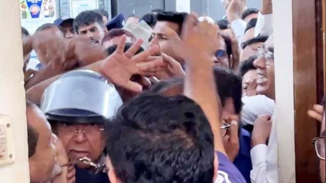 নারায়ণগঞ্জ আদালত প্রাঙ্গণে সাবেক আইনমন্ত্রী আনিসুল হককে কিল-ঘুষি