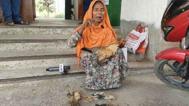 মৃত মুরগি নিয়ে থানায় বৃদ্ধা, চাইলেন বিচার 