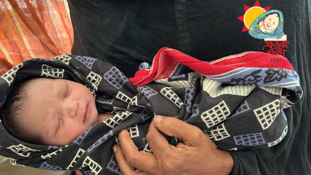 বিদেশ থেকে প্রথম সন্তানের মুখ দেখে কাঁদলেন বাবা