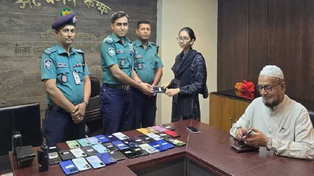 হারিয়ে যাওয়া ৭৯টি মোবাইল উদ্ধার করে মালিকদের কাছে হস্তান্তর 