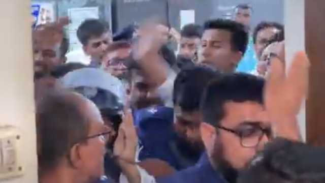নারায়ণগঞ্জে আদালত প্রাঙ্গণে সাবেক আইনমন্ত্রীকে কিল-ঘুষি