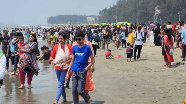 ঈদের ছুটিতে পর্যটক আসতে শুরু করেছে কক্সবাজারে