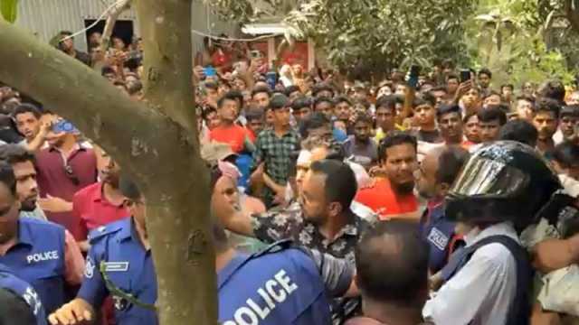 স্ত্রীকে হত্যা করে লাশের পাশেই বসেছিলেন স্বামী