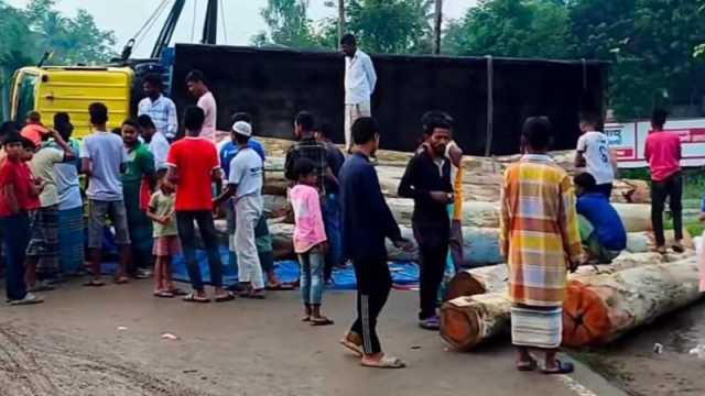 মহাসড়কে গাছবোঝাই ট্রাক উল্টে ১০ কিলোমিটার যানজট
