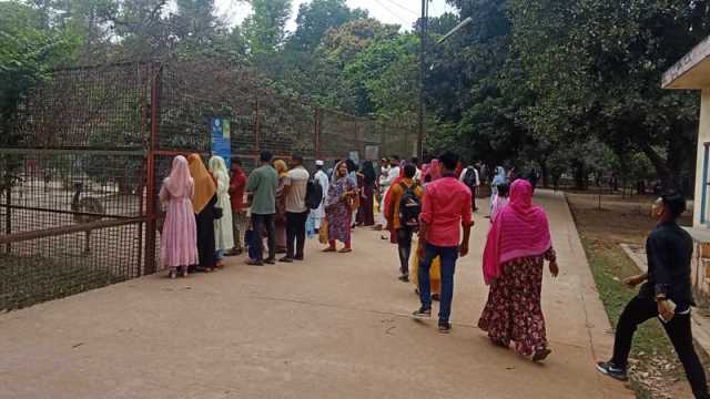 চিড়িয়াখানায় দর্শনার্থীদের ভিড়
