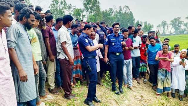 গলাকাটা মরদেহ পড়ে ছিল ঝোপে