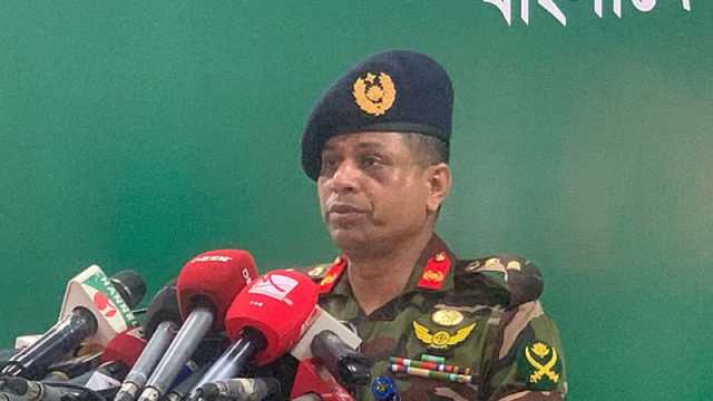 সড়ক অবরোধমুক্ত করতে যথাসাধ্য চেষ্টা করে সেনাবাহিনী
