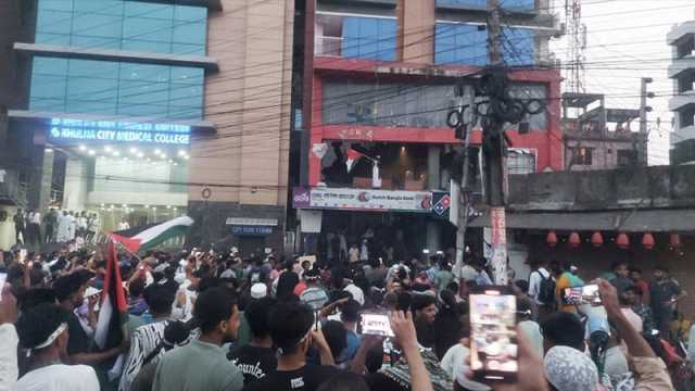 খুলনায় বাটা-কেএফসিতে ভাঙচুর ও লুটপাটের ঘটনায় আটক ৩১
