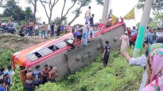 ওভারটেক করতে গিয়ে উল্টে যায় বাসটি, নিহত বেড়ে ৭