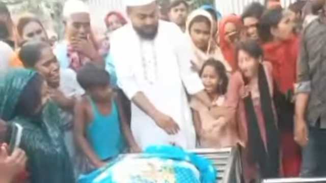 সড়ক দুর্ঘটনায় আহত ভাইকে দেখতে গিয়ে লাশ হয়ে ফিরলেন বাবা-ছেলে