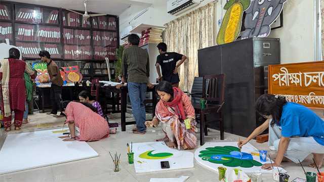 রাবিতে বর্ষবরণের শেষ সময়ের প্রস্তুতিতে ব্যস্ত শিক্ষার্থীরা, আয়োজন সীমিত