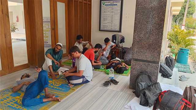 নববর্ষেও হল খোলার দাবিতে কুয়েট শিক্ষার্থীদের অবস্থান