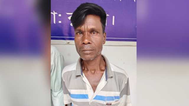 জুতার মালা কাণ্ড: সেই গ্রাম পুলিশ যে মামলায় গ্রেপ্তার 