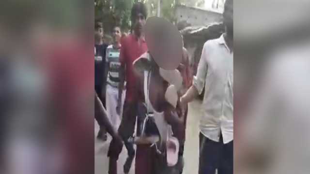 অনৈতিক সম্পর্কের অভিযোগ, গ্রাম পুলিশকে জুতার মালা পরাল জনতা 