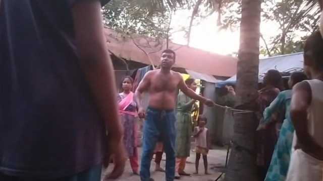 প্রবাসীর স্ত্রীকে নারকেল গাছে বেঁধে নির্যাতন, ভিডিও ভাইরাল