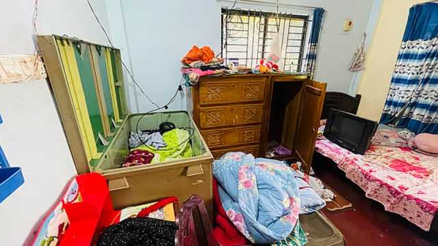 ডাকাত দেখে আতঙ্কে অসুস্থ গৃহকর্তা, সেবাযত্ন করে সুস্থ করার পর লুট