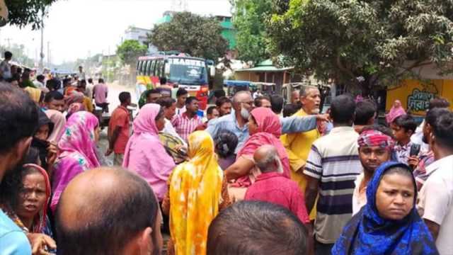 মায়ের কোল থেকে ছিটকে গাড়ির চাকায় পিষ্ট শিশু 
