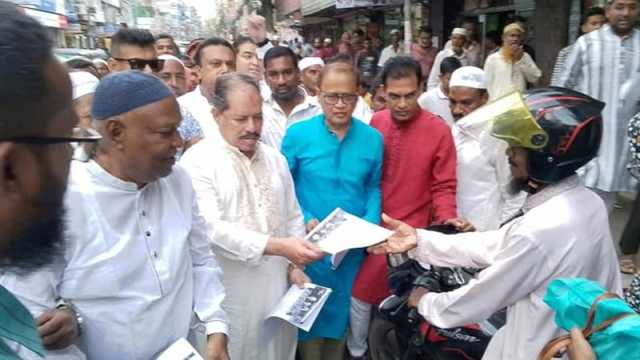 বরিশালে ৩১ দফার লিফলেট বিতরণ করলেন বিএনপি নেতা