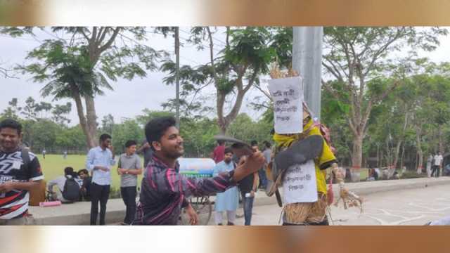 বেরোবি শিক্ষকের কুশপুত্তলিকায় জুতাপেটা