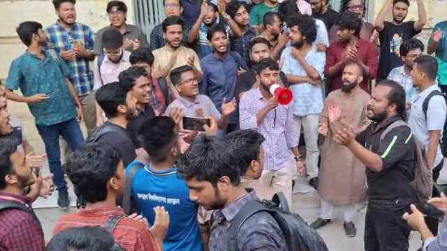 জবি রেজিস্ট্রারের পদত্যাগ দাবিতে কুশপুত্তলিকা দাহ, ২৪ ঘণ্টার আলটিমেটাম