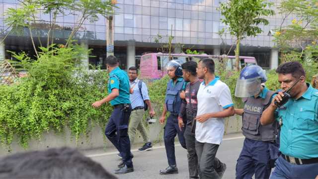 বিসিএস চাকরিপ্রার্থীর বিক্ষোভে লাঠিপেটা, ৮ মে ধরে পরীক্ষার সূচি প্রকাশ