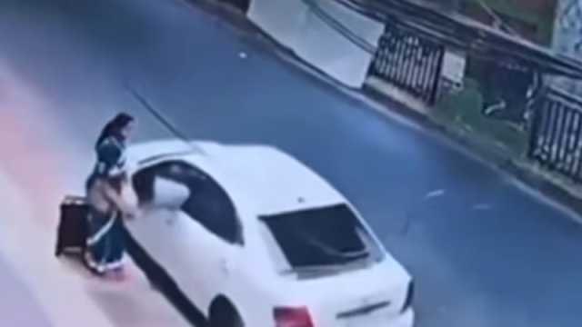 নারীকে গাড়ির সঙ্গে টেনে নিয়ে যায় ছিনতাইকারীরা
