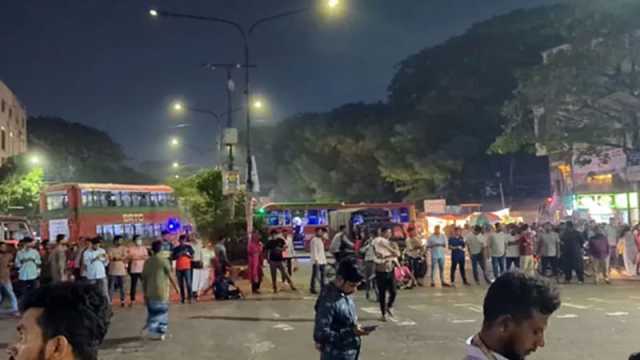 চাকরিপ্রত্যাশীদের অবরোধ, শাহবাগে যান চলাচল বন্ধ