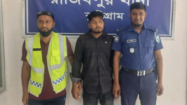 স্বামী-স্ত্রীর গতিরোধ করে যুবক বললেন, ‘বিশ্বাসের মেয়েকে নিয়ে পালাচ্ছি কোথায়? দাঁড়া সমন্বয়ক আসছে’