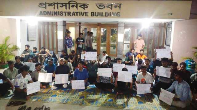 সাড়া মেলেনি কর্তৃপক্ষের, রাতে ক্যাম্পাসে অবস্থানের সিদ্ধান্ত কুয়েটের শিক্ষার্থীদের