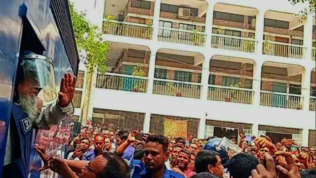 আদালত প্রাঙ্গণে সাবেক এমপি আফতাবকে জুতা নিক্ষেপ